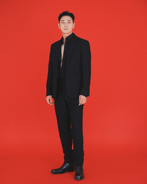 배우 주지훈이 넷플릭스 시리즈 '중증외상센터' 인터뷰에 앞서 포즈를 취하고 있다. [사진=넷플릭스]