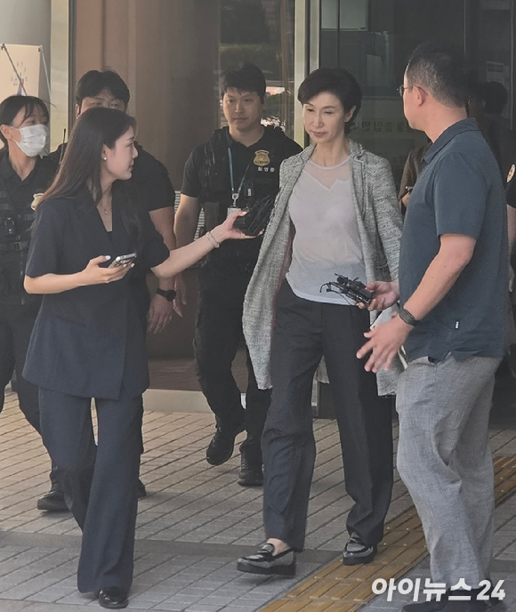 15일 재산분할 파기환송심 2차 조정 기일에 출석하는 최태원 SK그룹 회장(오른쪽)과 노소영 아트센터 나비 관장. [사진=황세웅 기자]