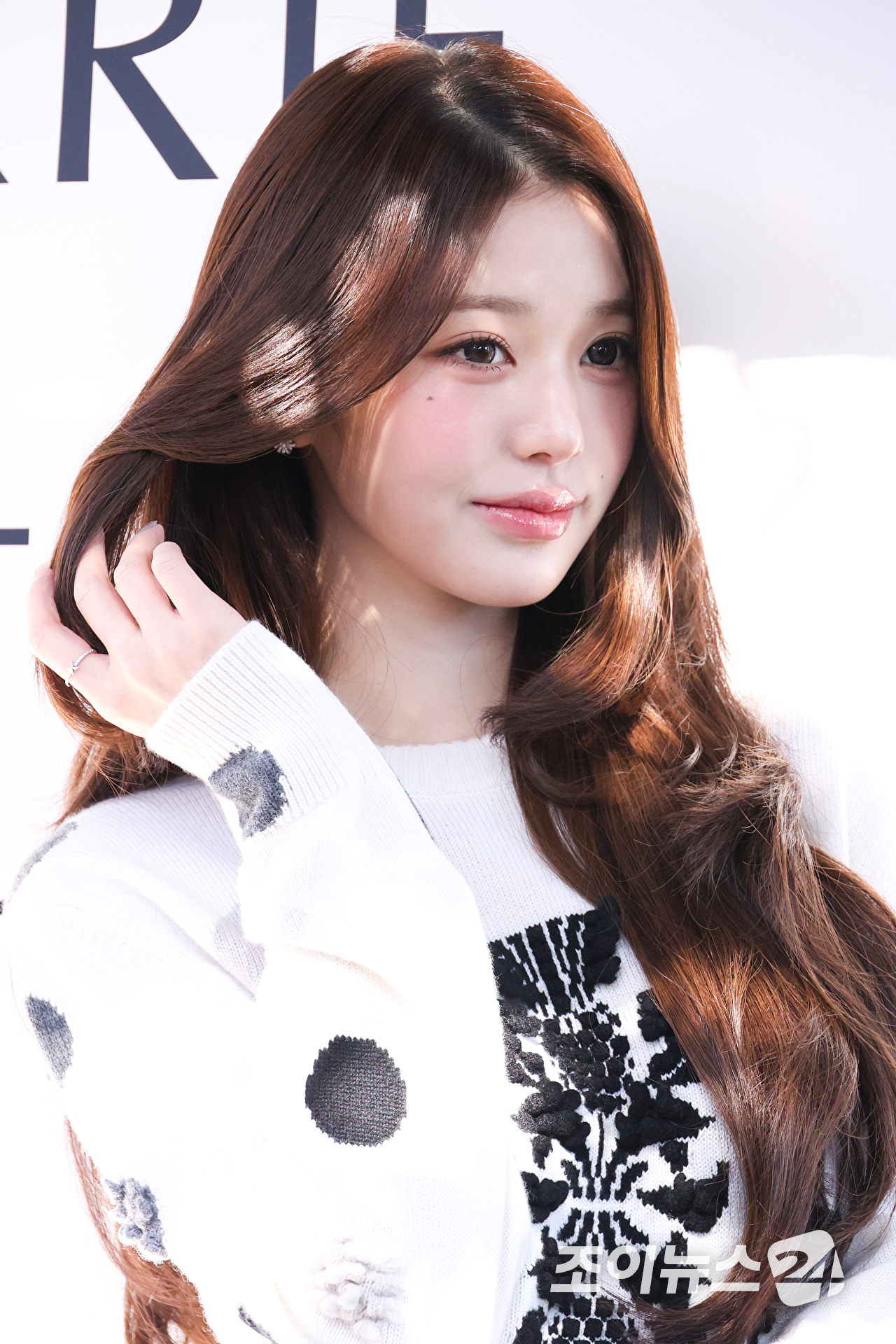 그룹 아이브 장원영이 27일 오전 서울 강남구 논현동 리나갤러리에서 진행된 럭셔리 캐시미어 브랜드 배리 데미안 허스트 캡슐 컬렉션 출시 기념 행사에 참석해 포즈를 취하고 있다. [사진=문수지 기자]