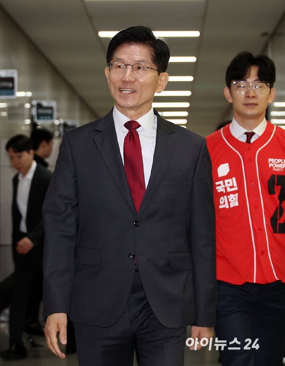 김문수 국민의힘 대선 후보가 15일 국회에서 열린 중앙선대위 회의 및 중앙선대위 임명장수여식에 참석하고 있다. [사진=곽영래 기자]