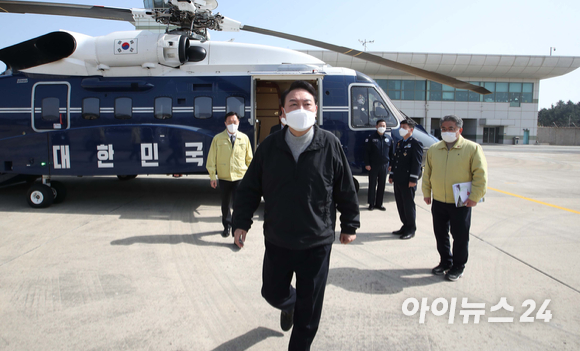 윤석열 대통령 당선인이 15일 경북 울진군 울진비행장에 도착해 헬기에서 내리고 있다. 윤 당선인은 이날 울진, 동해 등 산불피해지역을 방문했다. [사진=국회사진취재단]