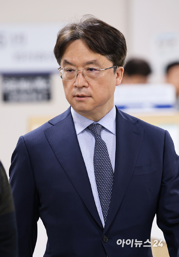 박현종 전 BHC 회장이 22일 서울 서초구 서울중앙지방법원에서 열린 횡령&middot;배임 관련 공판에 출석하고 있다. [사진=사진공동취재단]