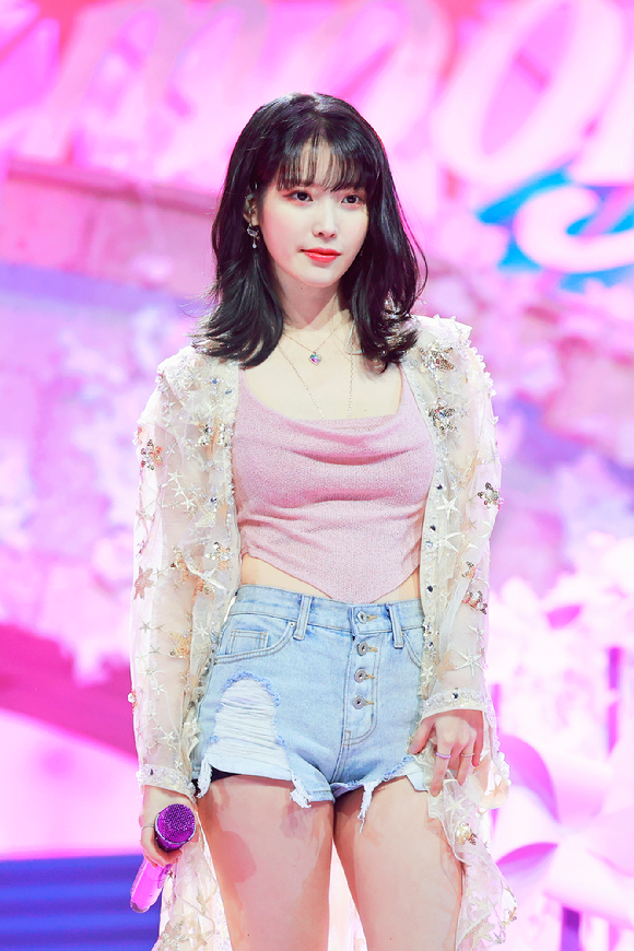 가수 아이유가 4일 오후 온라인 생중계로 진행된 'MMA2021(멜론 뮤직 어워드2021)' 시상식에서 멋진 무대를 선보이고 있다. [사진=멜론뮤직어워드사무국]