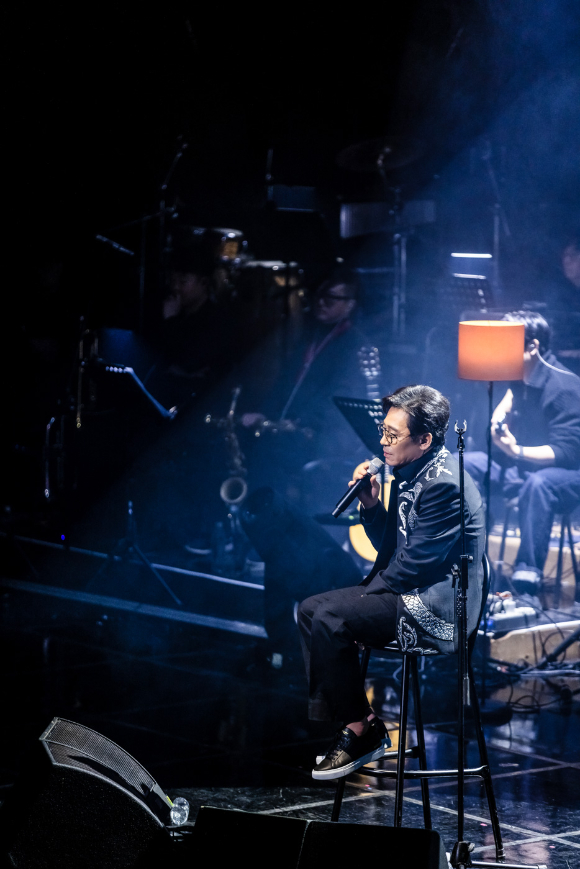 조관우와 조휘가 무대에서 노래하고 있다. [사진=윤스토리엔터테인먼트]