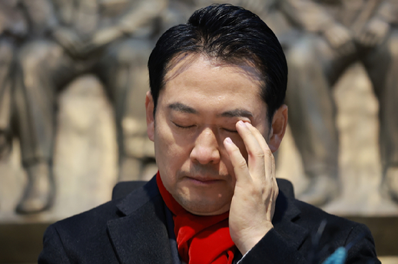 단식을 시작한 국민의힘 장동혁 대표가 15일 서울 여의도 국회 로텐더홀에 자리해 있다. 2026.1.15 [사진=연합뉴스]