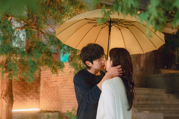 배우 정해인과 하영이 넷플릭스 시리즈 '이 엿같은 사랑'에서 연기 호흡을 맞추고 있다. [사진=넷플릭스]