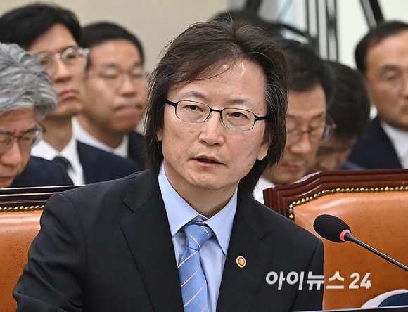 주병기 공정거래위원장이 21일 서울 여의도 국회에서 열린 정무위원회 종합국정감사(국무조정실 등)에서 의원 질의에 답변하고 있다. [사진=곽영래 기자]