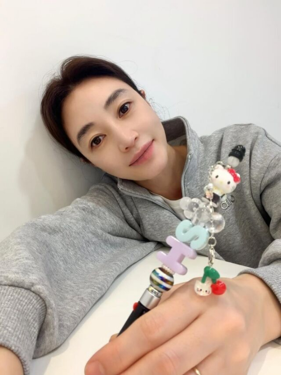 '55세' 김혜수, 점점 더 어려지네...비현실적인 동안 '깜짝'