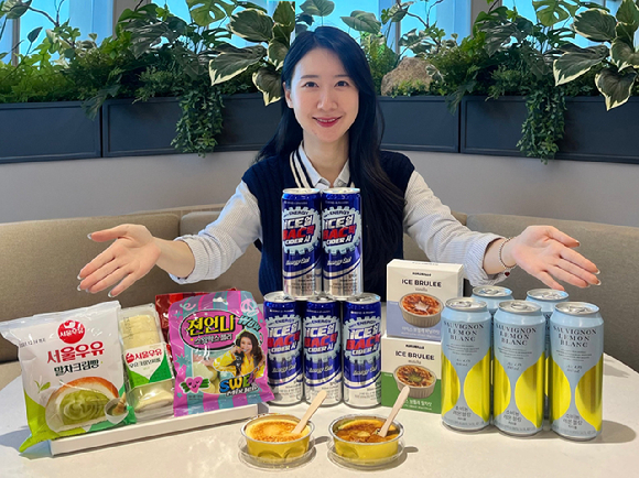 모델이 '2025 GS25 히트상품'을 선보이고 있다. [사진=GS25]