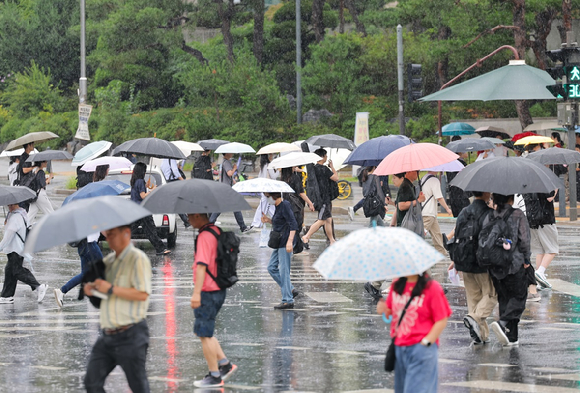 서울 서대문구 신촌 연세대학교 앞 횡단보도에서 시민들이 우산을 쓴 채 걸어가고 있다. [사진=연합뉴스]