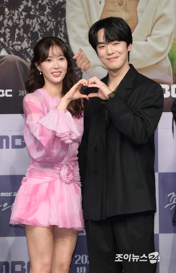 배우 임수향과 김정현이 27일 오후 서울 마포구 상암동 MBC사옥에서 열린 MBC 금토드라마 '꼭두의 계절' 제작발표회에 참석하고 있다. [사진=정소희 기자]