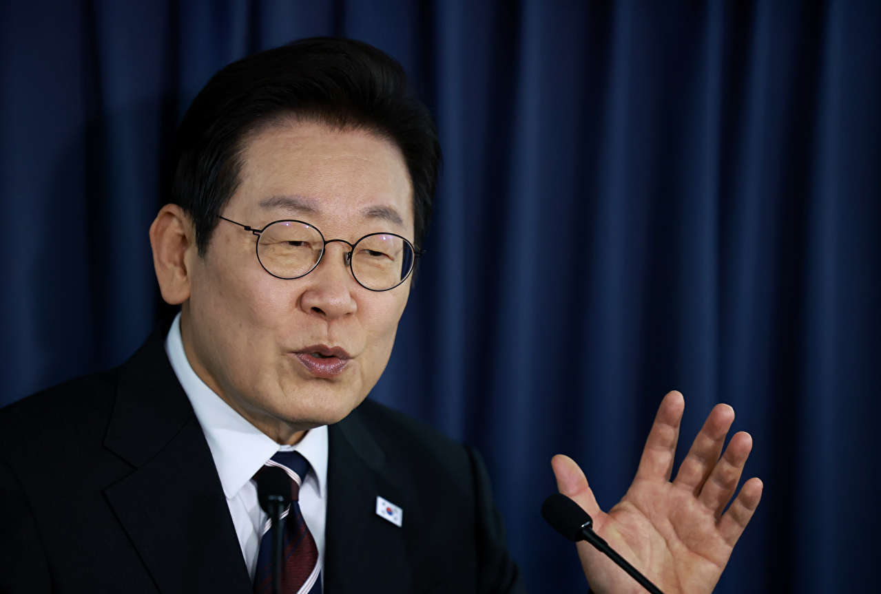 이재명 대통령이 24일(현지시간) 일본 도쿄 하네다공항 이륙 뒤 한미 정상회담을 위해 미국 워싱턴DC로 향하는 공군 1호기 기내에서 기자간담회를 하고 있다. 2025.8.25 [사진=연합뉴스]