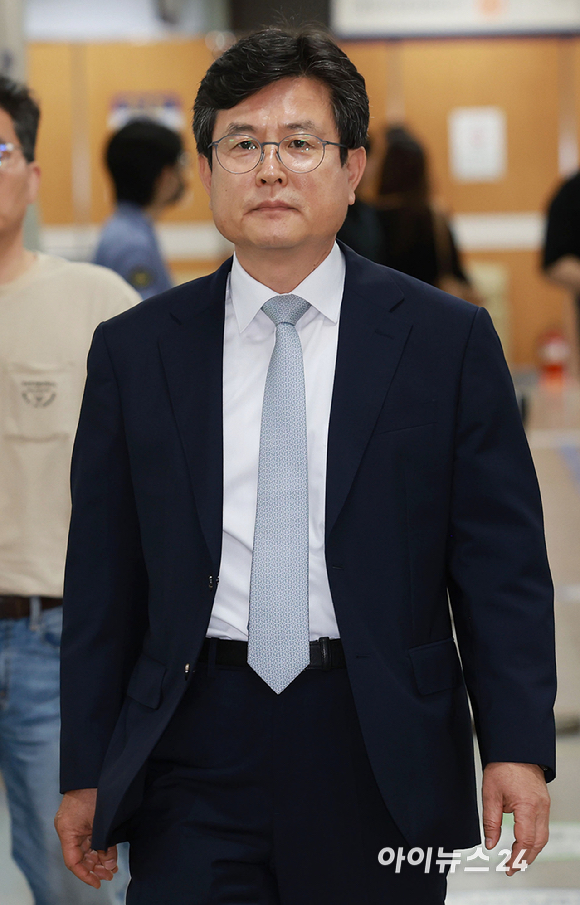 12&middot;3 비상계엄 이후 사후 계엄 선포문을 작성한 혐의로 재판에 넘겨진 강의구 전 대통령실 부속실장이 28일 오후 서울 서초구 서울중앙지방법원에서 열린 1심 선고공판에 출석하고 있다. [사진=사진공동취재단 ]