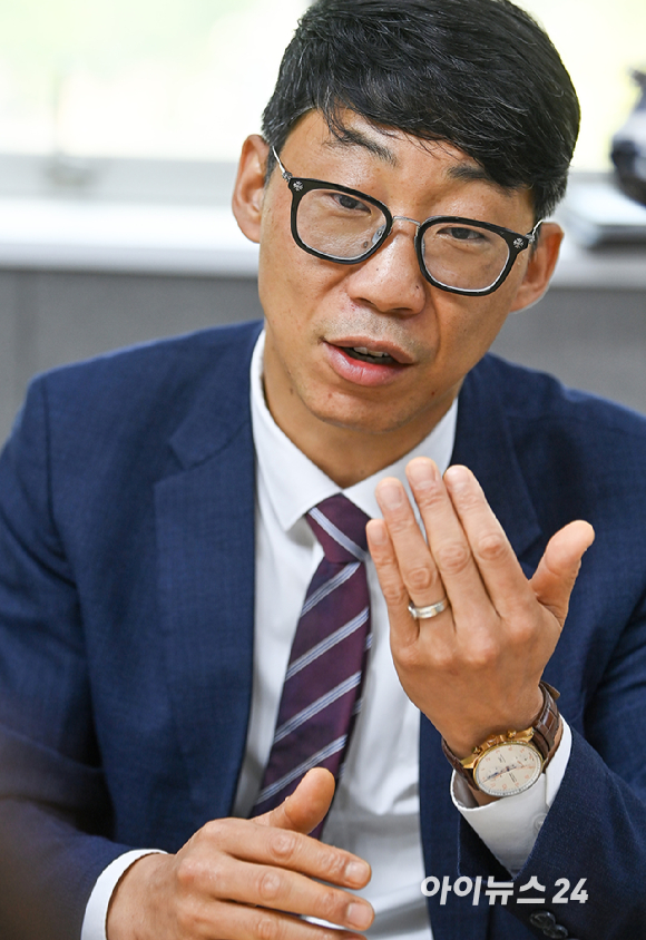 브릴스 전진 대표가 21일 인천 송도 브릴스 사옥에서 아이뉴스24와 인터뷰를 하고 있다. [사진=곽영래 기자]