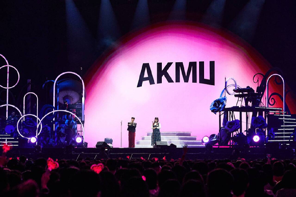 AKMU가 인천 영종도 인스파이어 아레나에서 'AKMU 2023~2024 CONCERT TOUR IN 인천 [AKMUTOPIA]' 공연을 펼치고 있다. [사진=YG엔터테인먼트]