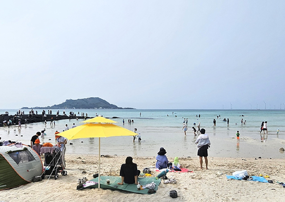 장마가 잠시 소강 상태를 보인 22일 인천 중구 왕산해수욕장을 찾은 시민들이 더위를 식히고 있다. 인천지역 주요 해수욕장은 지난 21일 중구 을왕리·왕산·하나개 해수욕장 개장을 시작으로 11개소가 순차적으로 개장한다. 2025.6.22 [사진=연합뉴스]