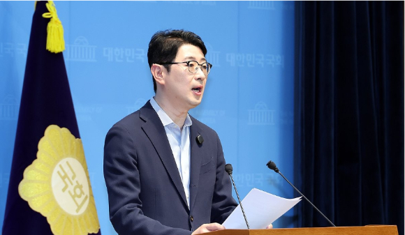 국민의힘 주진우 의원이 11일 국회 소통관에서 기자회견을 열고 "지난 10일 대구 천장 붕괴 사고 때 이재명 대통령이 태릉 cc에서 황제 골프를 쳤다"고 주장하고 있다. [사진=연합뉴스]