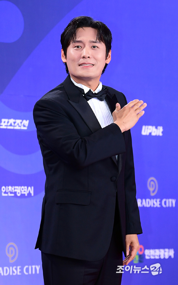 배우 최대훈이 18일 오후 인천광역시 파라다이스 시티에서 열린 제4회 청룡시리즈어워즈 레드카펫 행사에 참석하고 있다. [사진=정소희 기자]