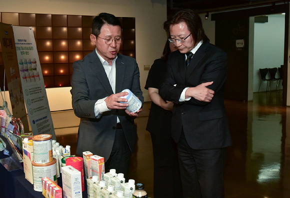 이인기 매일유업 대표이사(왼쪽)이 주병기 공정위원장에게 제품 설명을 하고 있다. [사진=매일유업]