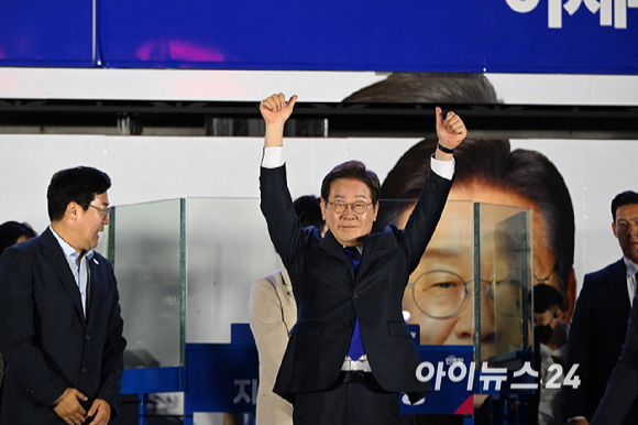 당선이 확실시된 이재명 더불어민주당 대통령 후보와 김혜경 여사가 4일 오전 서울 여의도 국회 앞에서 열린 국민 개표방송 행사에서 지지자들의 환호에 손을 들어 화답하고 있다. [사진=곽영래 기자]