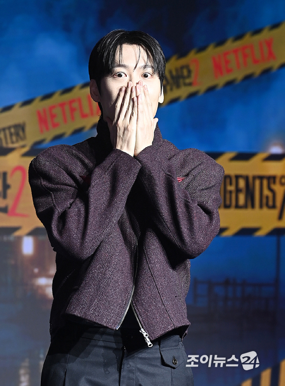 가수 존박이 19일 오전 서울 마포구 호텔 나루 서울 엠갤러리에서 열린 넷플릭스 예능프로그램 '미스터리 수사단 시즌2&rsquo;의 제작발표회에서 포즈를 취하고 있다. [사진=곽영래 기자]