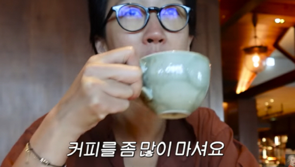 지난 8일 홍진경은 자신의 유튜브 채널 '공부왕찐천재 홍진경'에서 급하게 살을 빼야 할 때 커피를 많이 마신다고 밝혔다. [사진=유튜브 '공부왕찐천재 홍진경' 캡처]