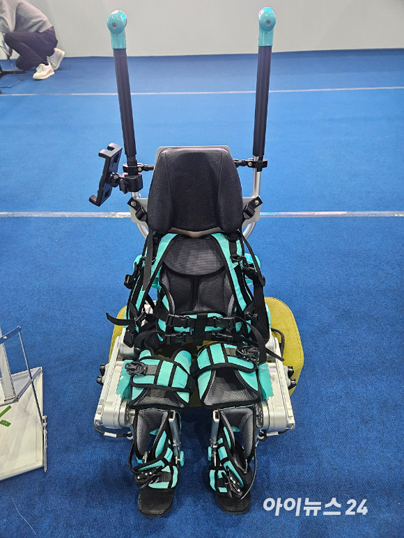 유니트리·로아스 공동 부스에서 휴머노이드 'G1' 두 대가 복싱 글로브를 착용하고 실제 복싱 대결을 시연하고 있다. [사진=설재윤 기자]