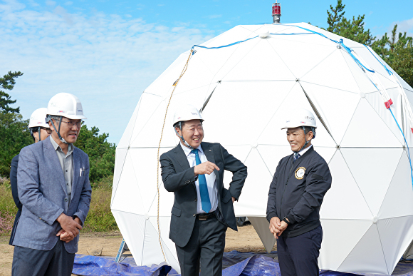 오영훈 제주도지사(오른쪽에서 두번째)가 민간우주기업 컨텍이 건설하고 있는 안테나 구축공사 현장을 방문해 현황 설명을 듣고 있다.  [사진=제주특별자치도 ]