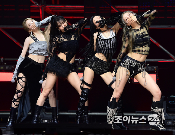 그룹 키스오브라이프가 6일 오후 서울 용산구 블루스퀘어에서 열린 키스오브라이프(KISS OF LIFE)새 싱글 앨범 'Who is she' 발매 기념 쇼케이스에 참석해 무대를 선보이고 있다. [사진=정소희 기자]