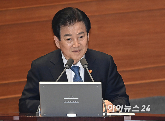 정동영 통일부 장관이 3일 서울 여의도 국회 본회의에서 열린 정치&middot;외교&middot;통일&middot;안보 분야 대정부질문에서 복기왕 더불어민주당 의원의 질의에 답변하고 있다. [사진=곽영래 기자]