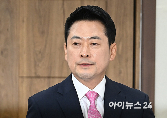 장동혁 국민의힘 당대표가 27일 서울 여의도 국회에서 중앙선관위 선거 소청 심리에 참석하기에 앞서 기자회견을 하기 위해 이동하고 있다. [사진=곽영래 기자]