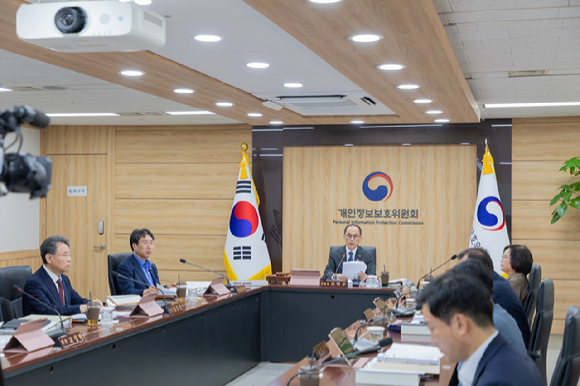 개인정보보호위원회는 28일 서울 종로구 정부서울청사에서 전체회의를 열고 LG헬로비전에 11억3천179만원의 과징금과 1천740만원의 과태료를 부과했다. [사진=개인정보위]