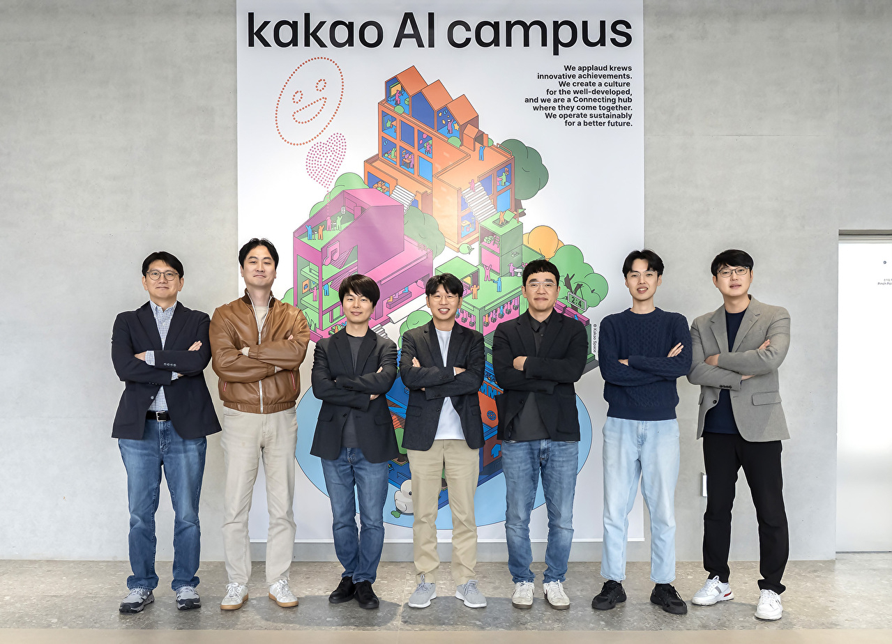 왼쪽부터 김세웅 카카오 AI 커뮤니케이션 성과리더, 장준혁 한양대학교 융합전자공학부 교수, 주한별 서울대학교 컴퓨터공학부 교수, 최종현 서울대학교 전기&middot;정보공학부 교수, 신진우 카이스트(KAIST) ICT 석좌교수, 이주호 카이스트(KAIST) 김재철AI대학원 교수, 김승룡 카이스트(KAIST) 김재철AI대학원 교수가 6일 경기 용인시 카카오 AI 캠퍼스에서 열린 발족식에서 기념 사진을 촬영하고 있다. [사진=카카오]