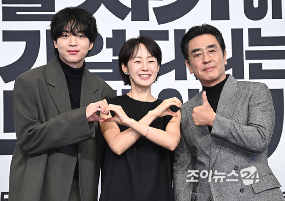 배우 차강윤, 명세빈, 류승룡이 22일 오후 서울 구로구 신도림 더 링크 호텔에서 열린 JTBC 토일드라마 '서울 자가에 대기업 다니는 김 부장 이야기' 제작발표회에서 포토타임을 갖고 있다. [사진=곽영래 기자]