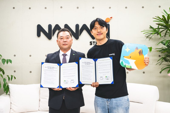 이동수(좌측) 한국산림복지진흥원 본부장과 박재환 나날이 대표(우측)가 업무협약 기념사진을 촬영하고 있다. [사진=한국산림복지진흥원]