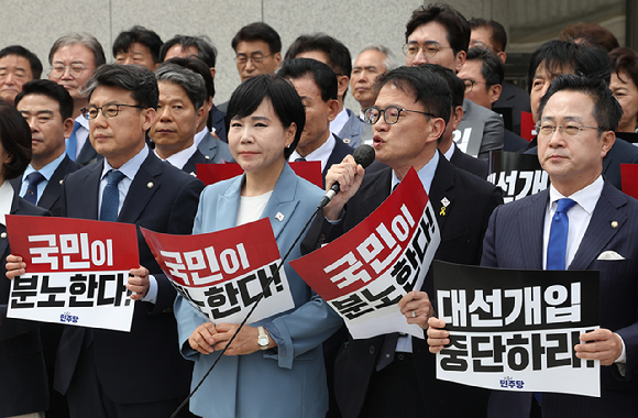 더불어민주당 이재명 대선 후보가 '골목골목 경청투어' 접경지역 방문 이틀째인 2일 강원도 인제군 원통전통시장에서 주민들을 만난 뒤 취재진의 질문에 답하고 있다. 2025.5.2 [사진=연합뉴스]