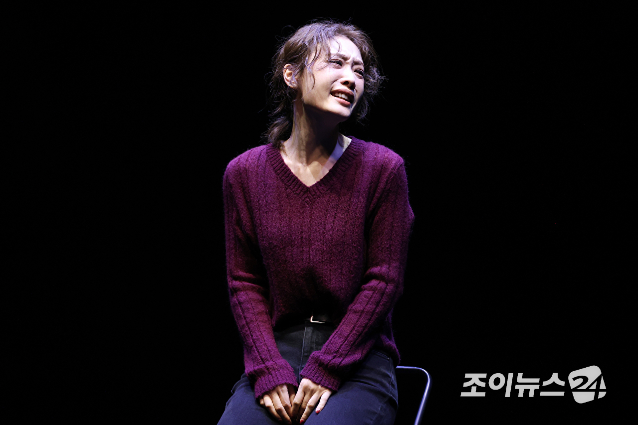 배우 김히어라가 23일 오후 서울 종로구 연지동 두산아트센터 연강홀에서 진행된 연극 '플리백' 프레스콜에 참석해 열연을 펼치고 있다. [사진=문수지 기자]