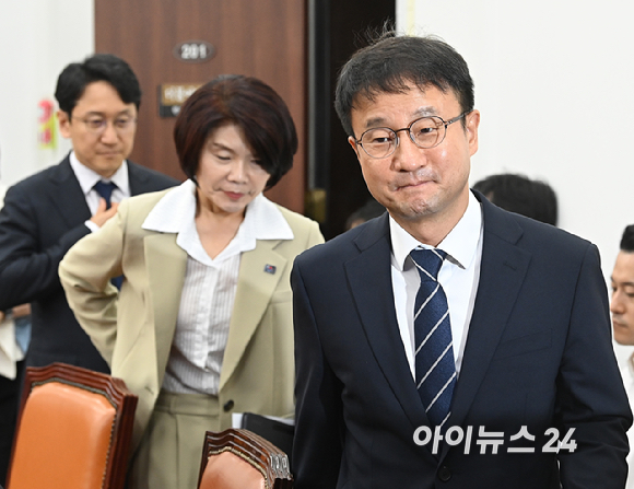 한병도 더불어민주당 원내대표가 16일 국회에서 열린 원내대책회의에 참석하고 있다. [사진=곽영래 기자]