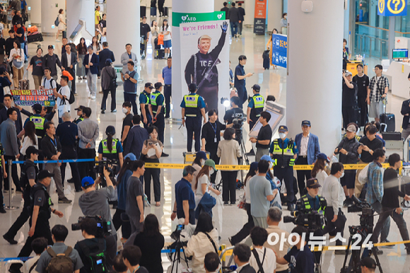 미국 이민당국에 의해 체포&middot;구금됐다 풀려난 한국인 316명이 탑승한 전세기가 인천국제공항 2터미널에 도착한 12일 오후 한국인 근로자들이 기다리던 가족들과 인사를 나누고 있다. [사진=정소희 기자]