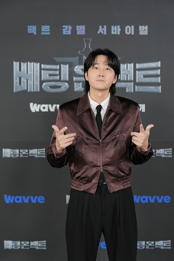 26일 오후 열린 웨이브 새 오리지널 서바이벌 '베팅 온 팩트' 온라인 제작발표회에서 이용진이 포토타임을 갖고 있다. [사진=웨이브 ]