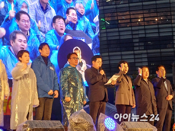 박찬대 더불어민주당 원내대표가 16일 오후 서울 광화문 북측광장 인근에서 더불어민주당 주최로 열린 '김건희 윤석열 국정농단 규탄·특검 촉구 제3차 국민 행동의 날' 장외 집회에서 연단에 올라 발언하고 있다. 2024.11.16 [사진=라창현 기자]