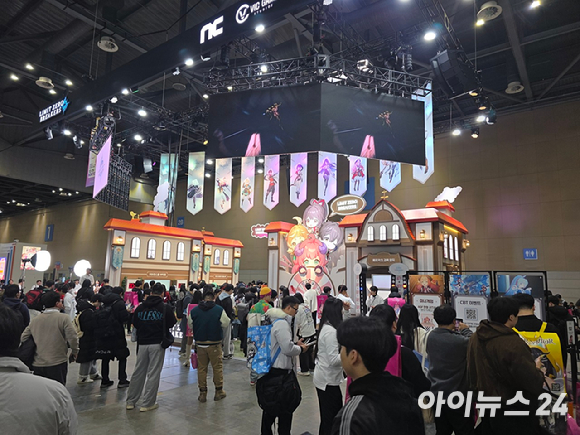 5일 일산 킨텍스에서 AGF(애니메이션·게임 페스티벌) 2025가 개막한 가운데 관람객들이 행사 시작 전 입장을 기다리고 있다. [사진=박정민 기자]