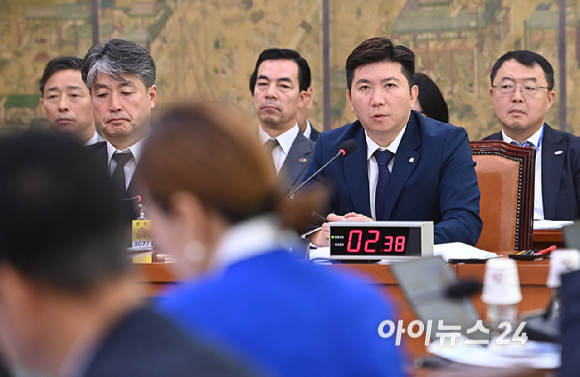 유승민 대한체육회장이 21일 서울 여의도 국회에서 열린 문화체육관광위원회 국정감사(대한체육회 등)에서 질의에 답변하고 있다. [사진=곽영래 기자]