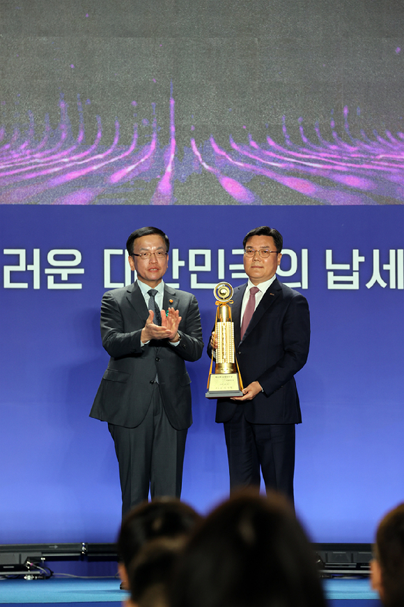 호반건설 납세자의 날 수상 기념촬영. 왼쪽부터 최상목 부총리 겸 기획재정부 장관, 박철희 호반건설 총괄사장 [사진=호반건설]