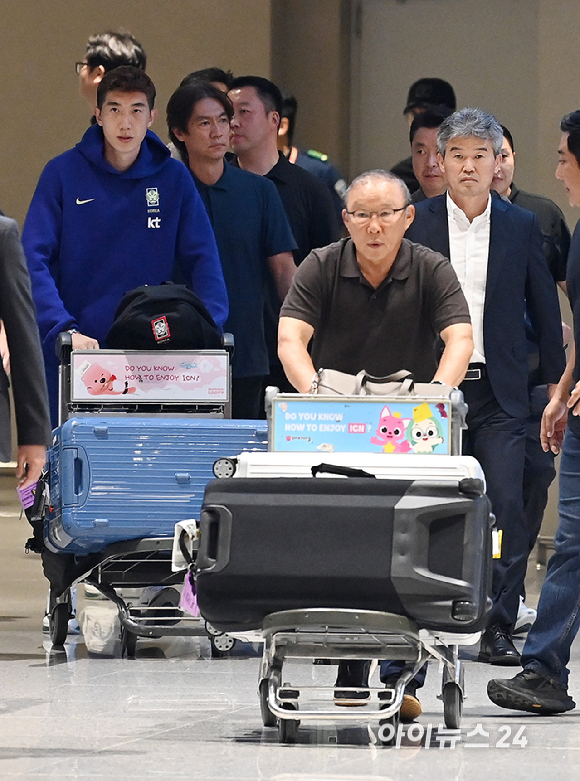 북중미월드컵 조별예선 탈락한 축구대표팀 박항서 월드컵지원단장, 홍명보 전 감독과 일부 선수들이 30일 오전 인천공항 제2 터미널을 통해 귀국하고 있다. [사진=곽영래 기자]