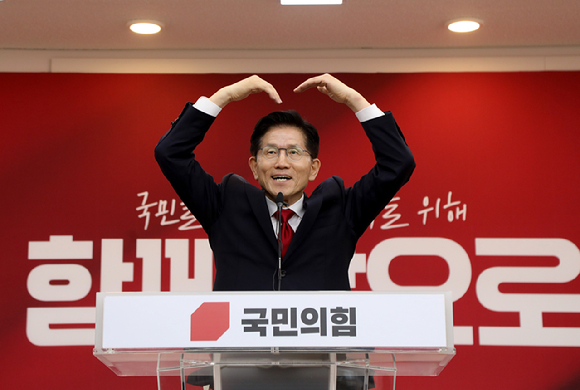 국민의힘 김문수 대선 후보가 9일 경기도 수원시 장안구 경기도당에서 열린 경기도당 선거대책위원회 발대식에서 당원들을 향해 인사하고 있다. [사진=연합뉴스]