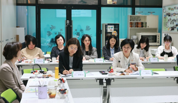 원민경 성평등가족부 장관이 지난 14일 오후 서울 도봉구 학교 밖 청소년 지원센터를 방문해 사업 운영현황을 청취하고 정책 발전 방안 등에 관해 논의하고 있다. [사진=성평등가족부]