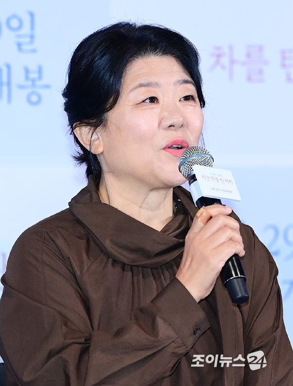 배우 이정은이 27일 오후 서울 CGV 용산아이파크몰에서 열린 영화 '하얀 차를 탄 여자'(감독 고혜진) 언론시사회에 참석하고 있다. [사진=정소희 기자]