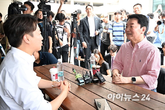 이준석 개혁신당 대선 후보가 21일 경기 성남시 가천대학에서 안철수 국민의힘 공동선거대책위원장과 회동을 하고 있다. [사진=곽영래 기자]
