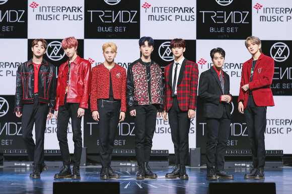 그룹 트렌드지(하빛, 리온, 윤우, 한국, 라엘, 은일, 예찬)가 5일 첫번째 미니앨범 'BLUESET Chapter 1. TRACKS' 발매 기념 데뷔 쇼케이스에서 포즈를 취하고 있다. [사진=인터파크]